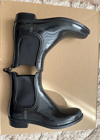 Siyah Yağmurluk Kadın Bot - Görsel 4