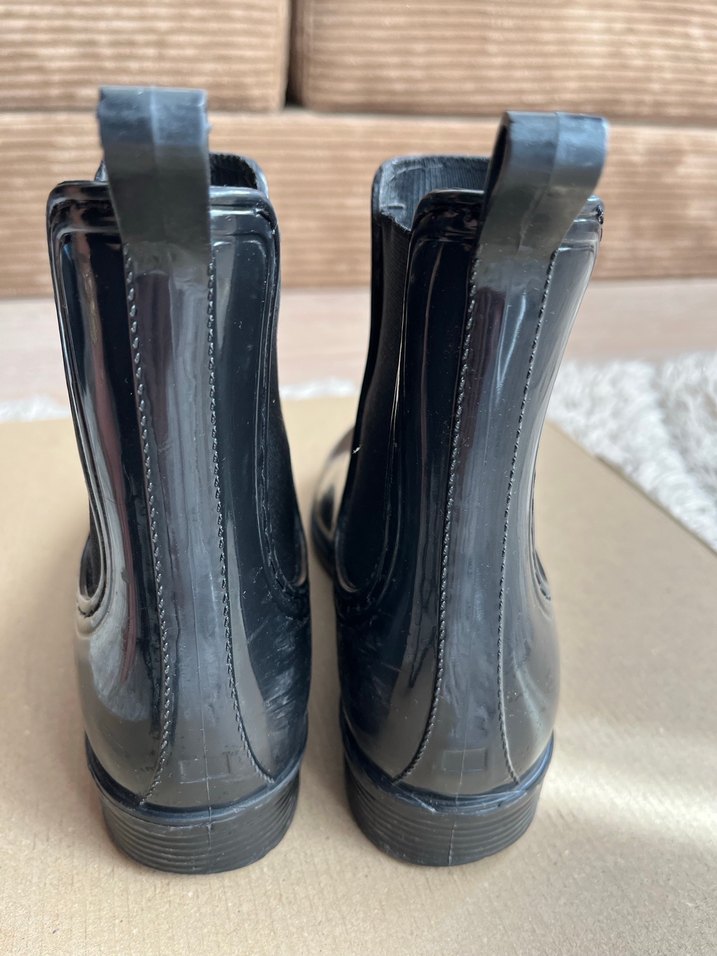 Siyah Yağmurluk Kadın Bot - Görsel 2