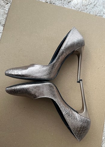 Gri Deri Yılan Desenli Tokalı Stiletto - Görsel 4