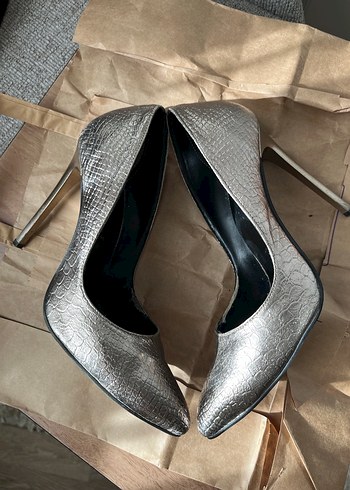 Gri Deri Yılan Desenli Tokalı Stiletto - Görsel 9