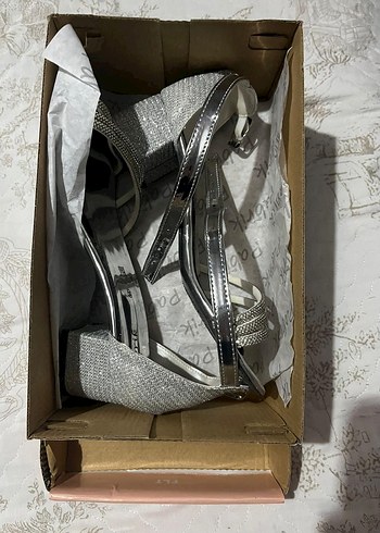 Gri Yılan Desenli Metal Tokalı Topuklu Ayakkabı - Görsel 2