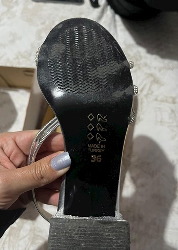 Gri Yılan Desenli Metal Tokalı Topuklu Ayakkabı - Görsel 5