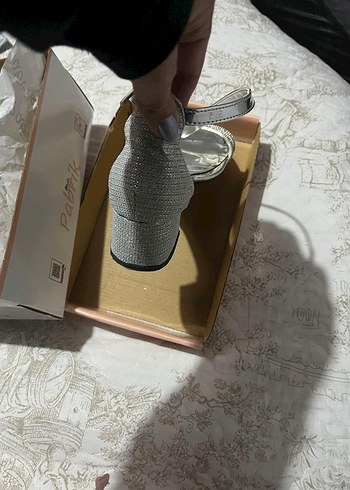 Gri Yılan Desenli Metal Tokalı Topuklu Ayakkabı - Görsel 4