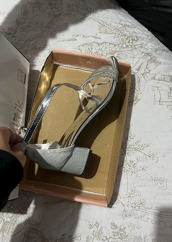 Gri Yılan Desenli Metal Tokalı Topuklu Ayakkabı - Görsel 3