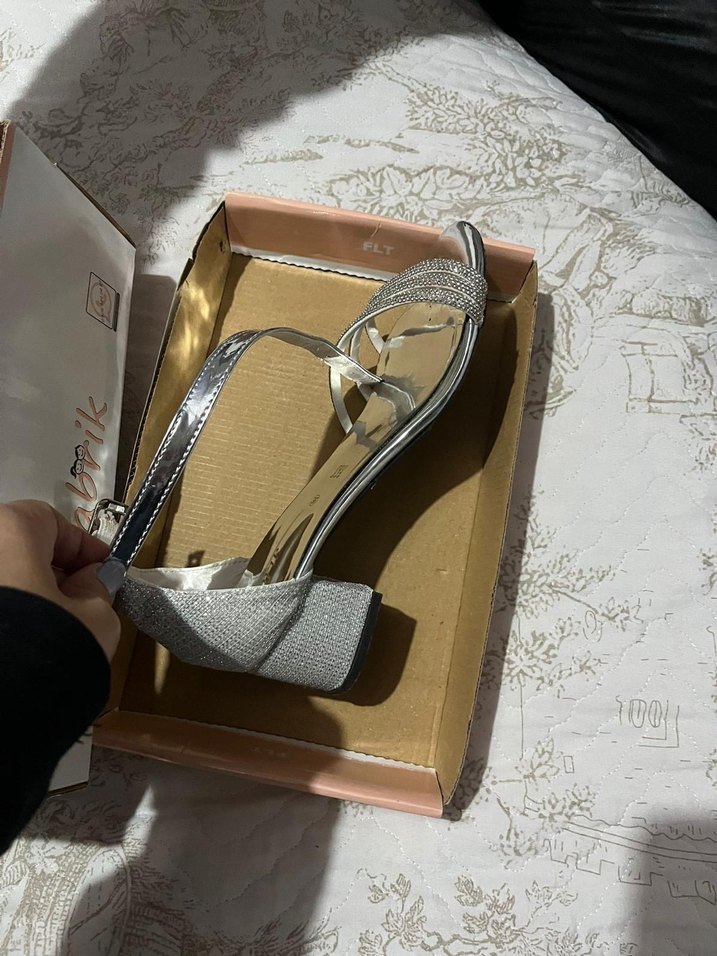 Gri Yılan Desenli Metal Tokalı Topuklu Ayakkabı - Görsel 3