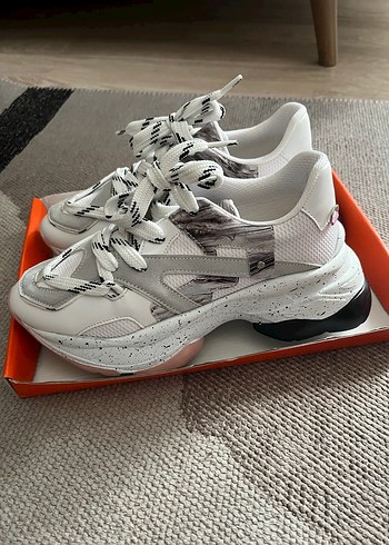 Beyaz Yılan Desenli Bağcıklı Spor Ayakkabı - Görsel 6