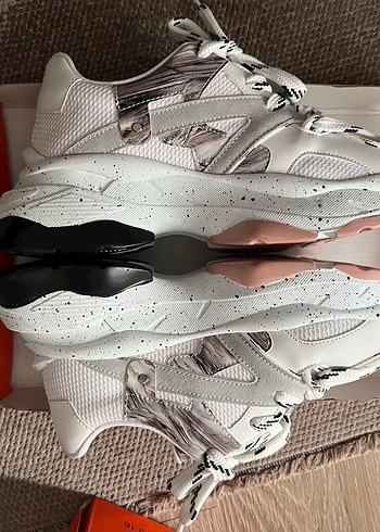 Beyaz Yılan Desenli Bağcıklı Spor Ayakkabı - Görsel 2