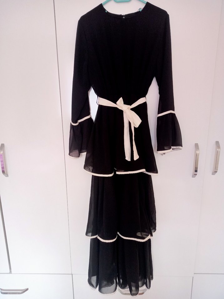 Uzun Siyah Fırfırlı Kadın Elbise - Görsel 2