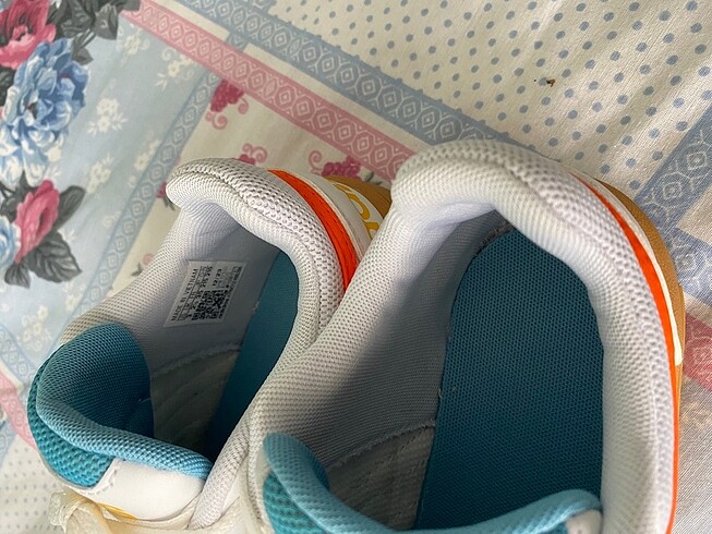 35 Beden beyaz Renk Adidas orijinal 35 numara