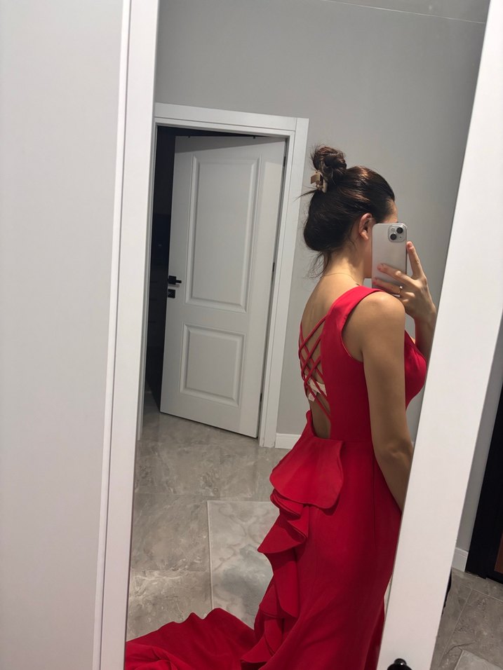 Kırmızı elbise - Görsel 2