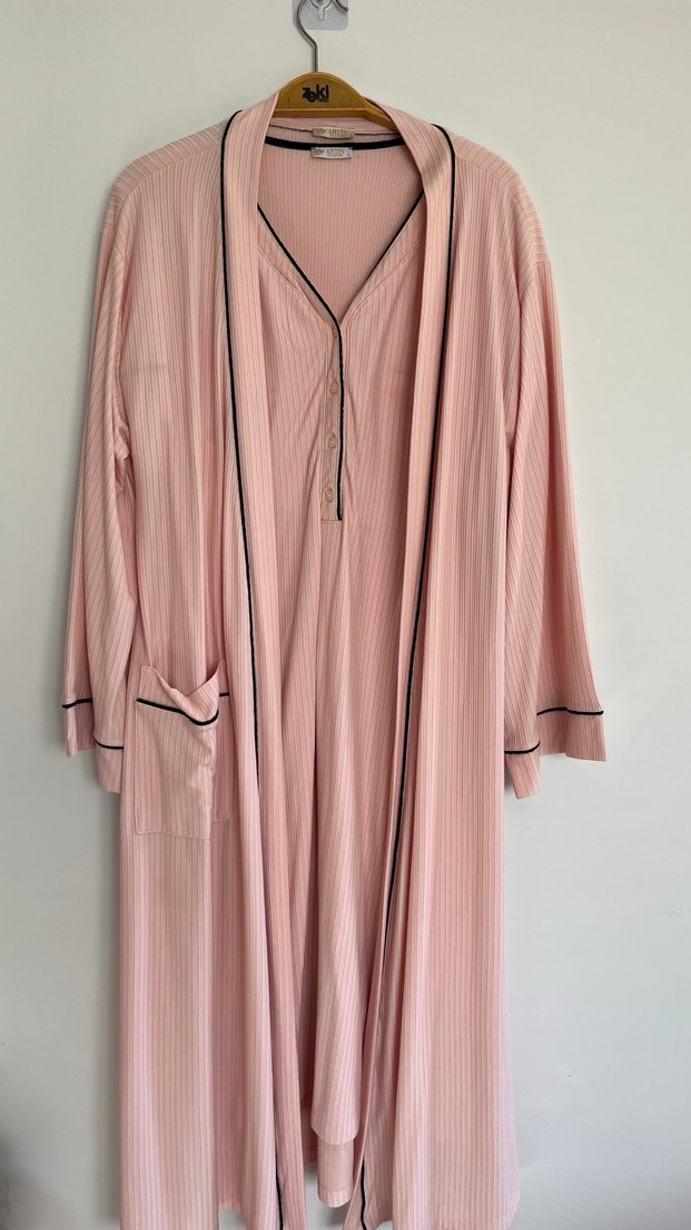 Pembe Uzun Kadın Sabahlık - Rahat Kesim - Görsel 2
