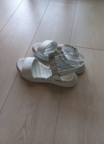 37 Beden beyaz Renk Greyder sandalet