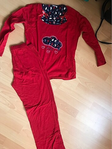Kırmızı pijama takımı