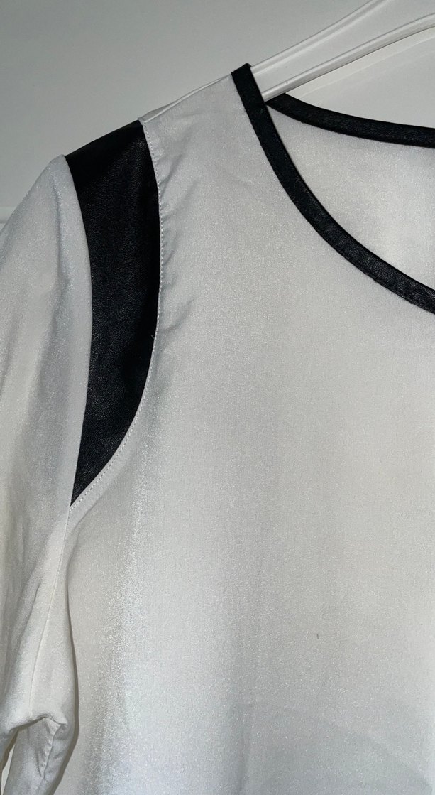Şeffaf Detayl Beyaz Uzun Kollu Bluz.Siyah kısımları suni deridir - Görsel 2