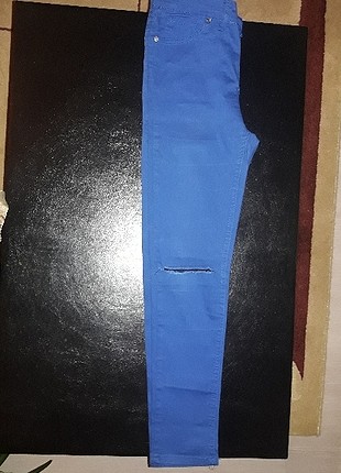 mavi yüksek bel likralı dizleri yırtık pantolon