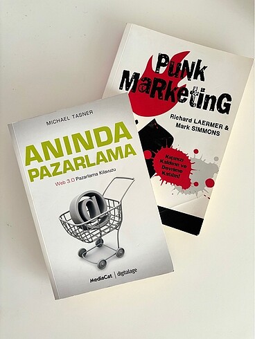 2 adet kitap.