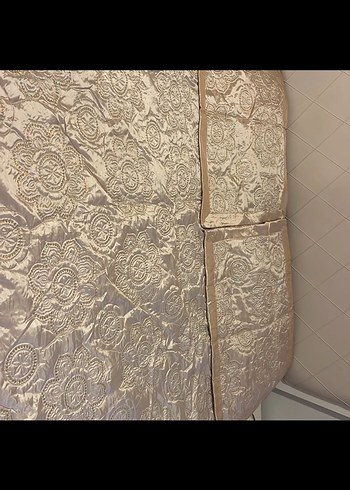 İşlemeli Parlak Beyaz Yatak Örtüsü - Görsel 4