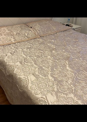 İşlemeli Parlak Beyaz Yatak Örtüsü - Görsel 2