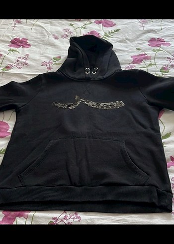 Kapüşonlu Siyah Pul Detaylı Sweatshirt