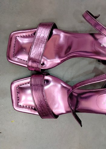 London Times Pembe Parlak Yılan Desenli Topuklu Sandalet