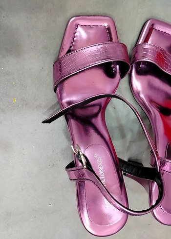 39 Beden pembe Renk Pembe Parlak Yılan Desenli Topuklu Sandalet