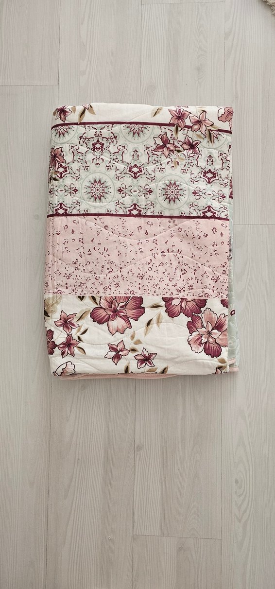 Çiçek Desenli Pastel Renk Yatak Örtüsü - Görsel 2