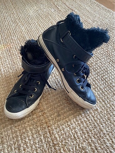 Siyah deri, kürklü Converse
