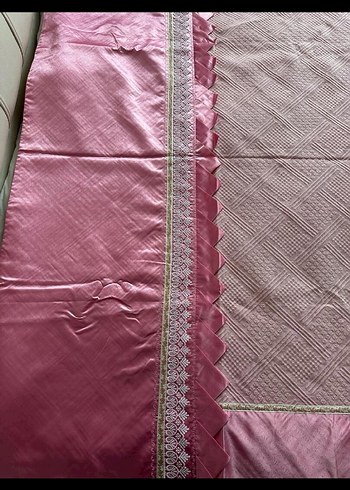 Pembe İşlemeli Parlak Yatak Örtüsü - Görsel 4