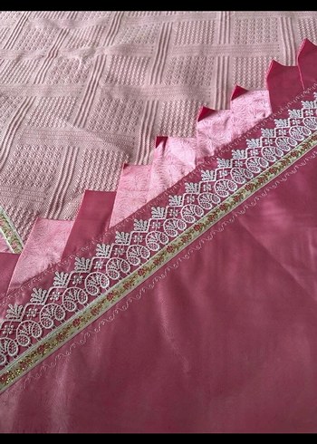 Pembe İşlemeli Parlak Yatak Örtüsü - Görsel 3