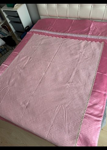 Pembe İşlemeli Parlak Yatak Örtüsü - Görsel 2