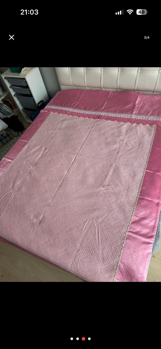 Pembe İşlemeli Parlak Yatak Örtüsü - Görsel 2