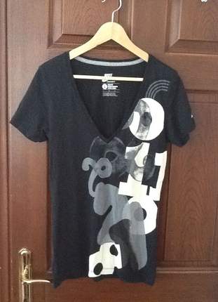 Nike T-shirt hiç giyilmedi.