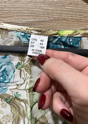 Çiçek Desenli V Yakalı Kadın Bluz - Görsel 7