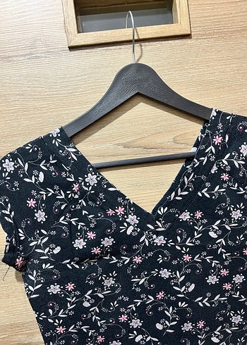 Çiçek desenli V Yakalı Kısa Kollu Bluz - Görsel 8