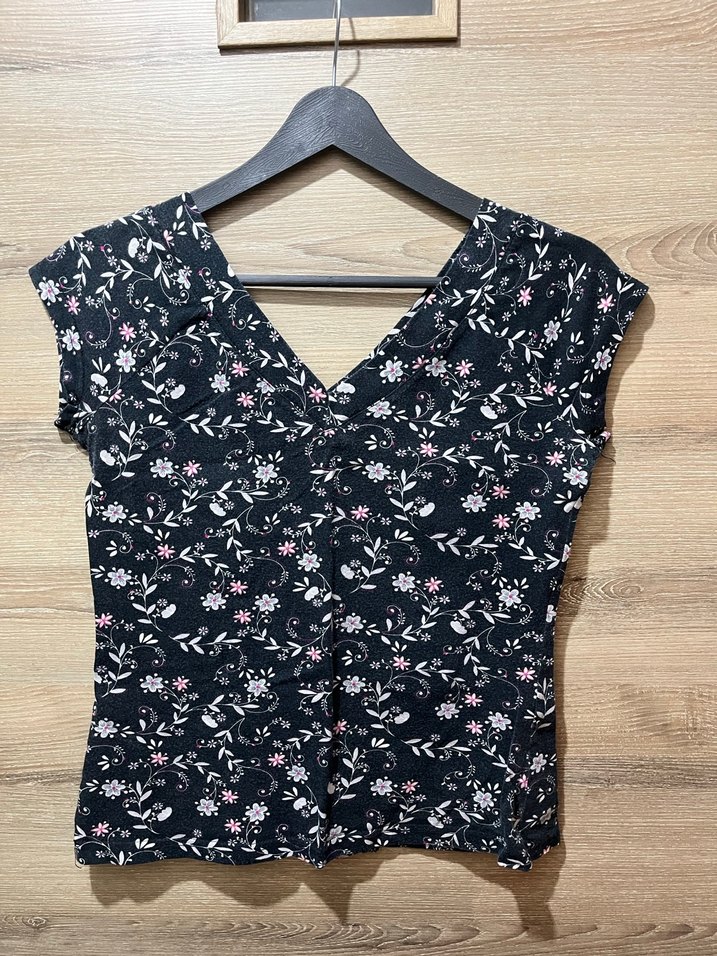 Çiçek desenli V Yakalı Kısa Kollu Bluz - Görsel 5