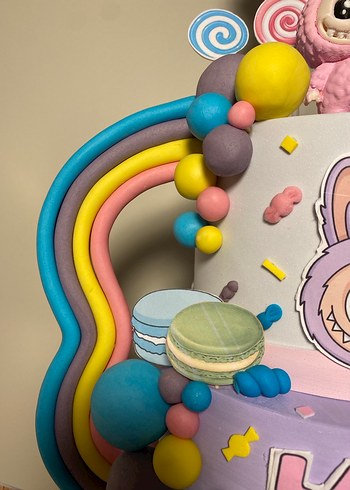 Renkli Pastel LABUBU Figürlü maket pasta - Görsel 3