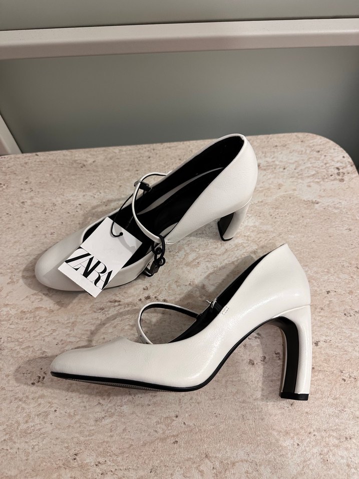 Beyaz Tokalı Blok Topuklu Stiletto - Görsel 4