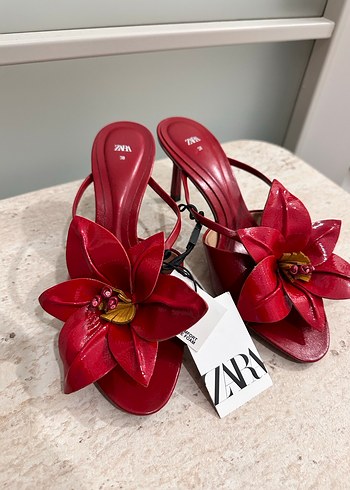 Kırmızı Çiçek Detaylı Yüksek Topuklu Stiletto - Görsel 2