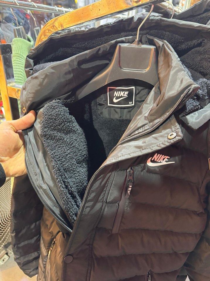 Nike Siyah Kapüşonlu Kısa Mont - Görsel 2