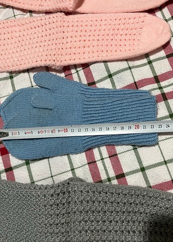 2 adet el örgüsü yün çorap ve mavi eldiven - Görsel 4