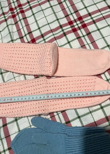 2 adet el örgüsü yün çorap ve mavi eldiven - Görsel 2