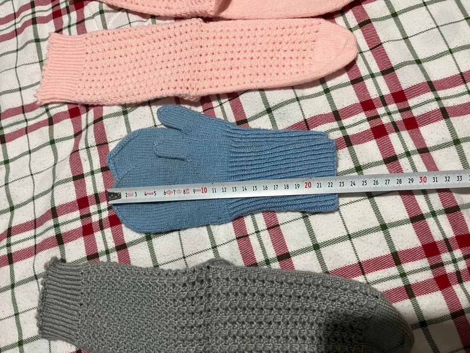 2 adet el örgüsü yün çorap ve mavi eldiven - Görsel 4
