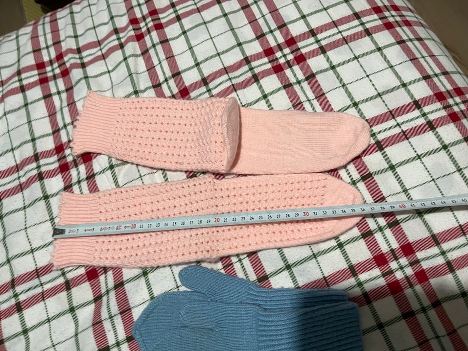 2 adet el örgüsü yün çorap ve mavi eldiven - Görsel 2