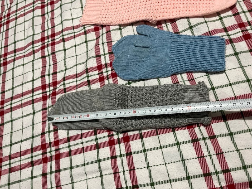 2 adet el örgüsü yün çorap ve mavi eldiven - Görsel 3