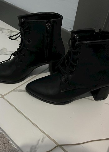 Siyah Deri Bağcıklı Gotik Topuklu Kadın Bot - Görsel 3