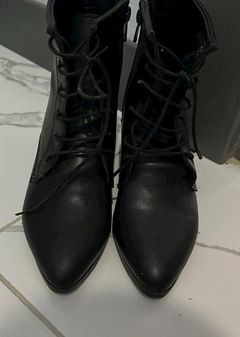 Siyah Deri Bağcıklı Gotik Topuklu Kadın Bot - Görsel 2