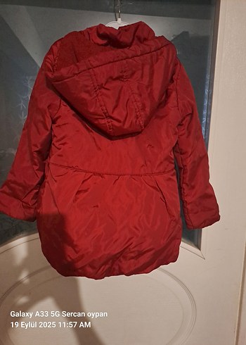 Kırmızı Kapüşonlu Çocuk Mont - Görsel 2