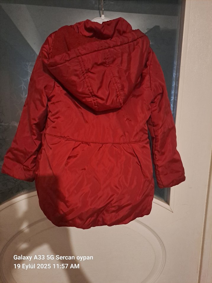 Kırmızı Kapüşonlu Çocuk Mont - Görsel 2