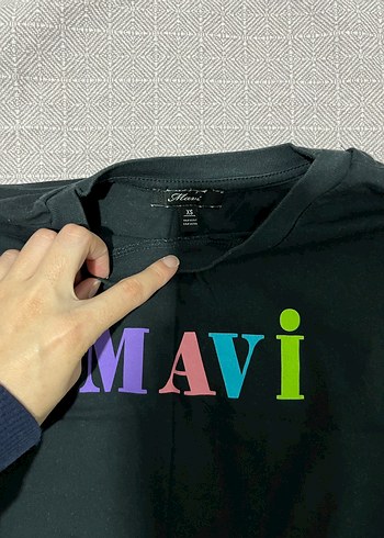 Mavi Baskılı Siyah Kadın Tişört - Görsel 2