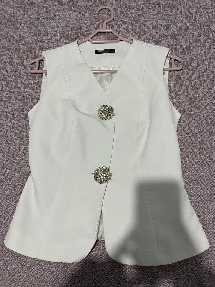 Beyaz V Yaka Düğmeli Kadın Yelek ve ispanyol paça pantolon takım - Görsel 2